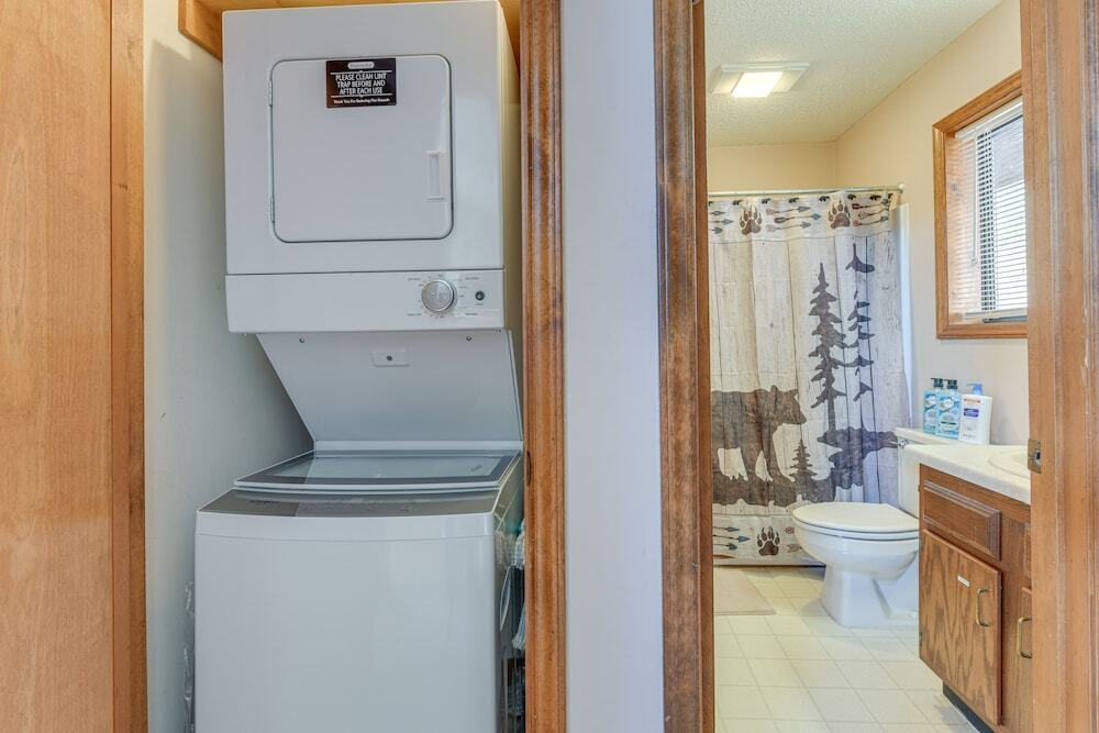 Maggie Valley Mountain Escape w Fireplace & Deck — hotel in Maggie Valley