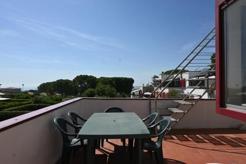 N302 Numana trilocale con terrazza in residence con piscina — 4-Star Luxury Hotel in Numana, Italy