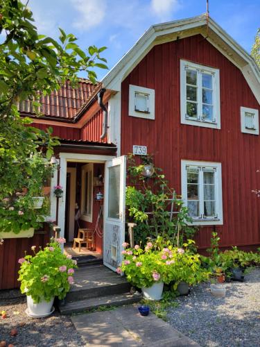 Mysigt rum med lantligt läge i privat bostad med katter pet-friendly hotel Stora