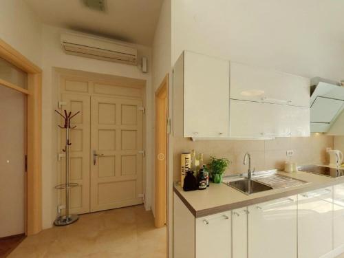 Apartment Mihe Two Bedroom Apartment with Balcony and Sea View