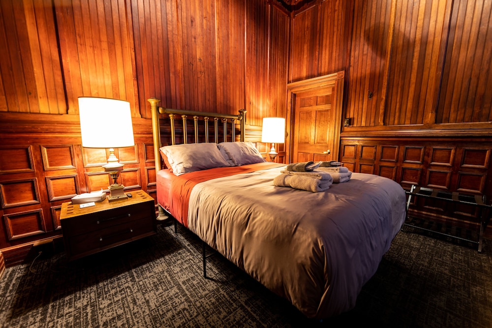 Traveler's Rest Hotel - photo 2