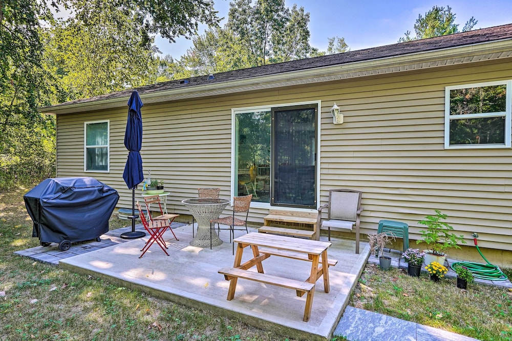 Peaceful Athens Retreat at Sleepy Hollow Lake in Athens, United States