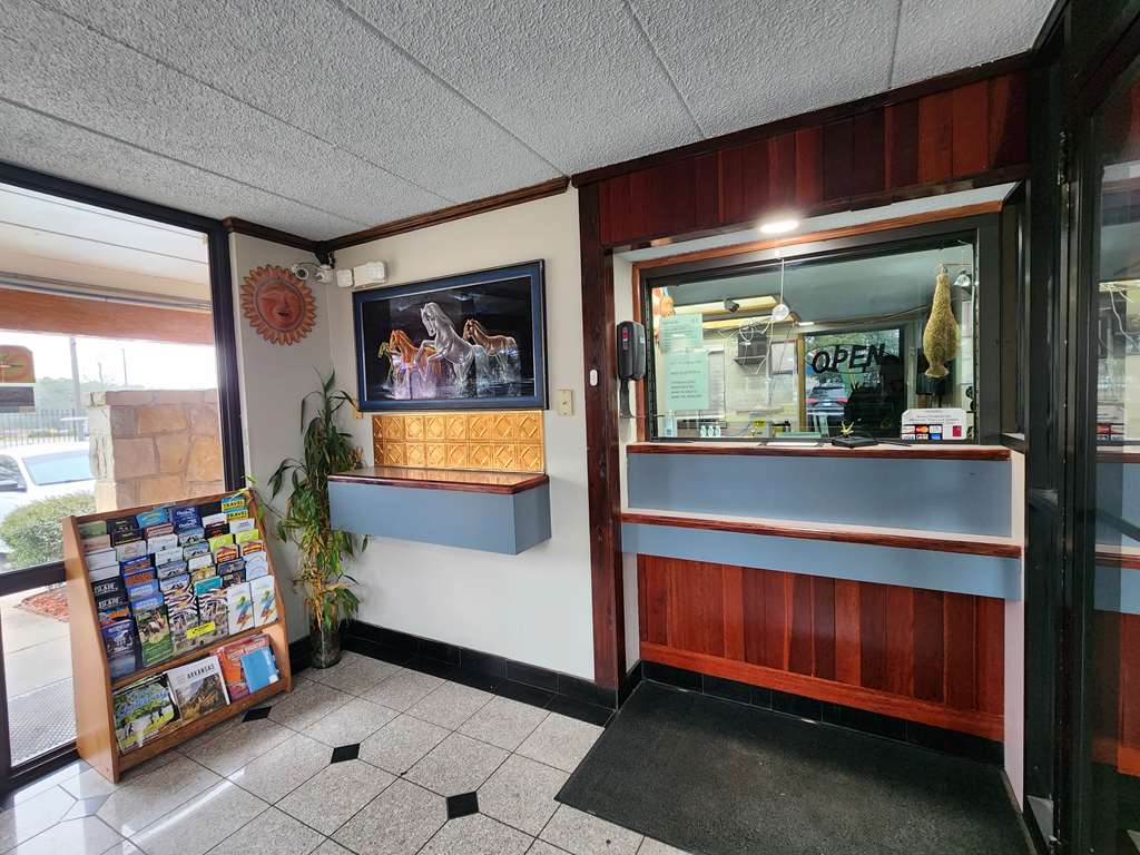 Americas Best Value Inn & Suites Little Rock at Scott Hamilton Dr - photo 10