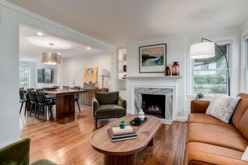 Home in Fairway Kansas near KC's Country Club Plaza — 4-Star Luxury Hotel in Fairway, United States