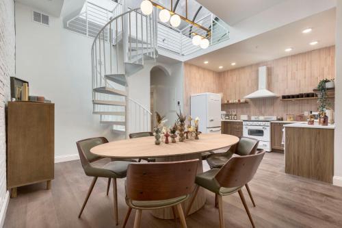 Skyline Bourbon Loft by Hollyhock Suites 5 Bedrooms 2 baths With Soaking Tub — 4-Star Luxury Hotel in Louisville, United States