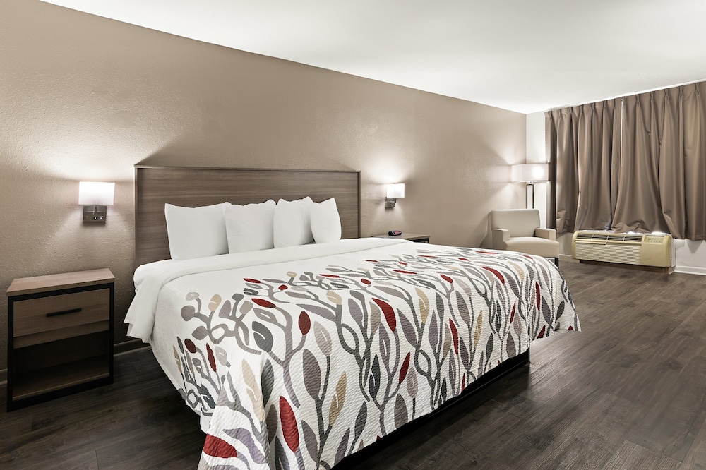 Red Roof Inn & Suites Monroe NC - photo 4