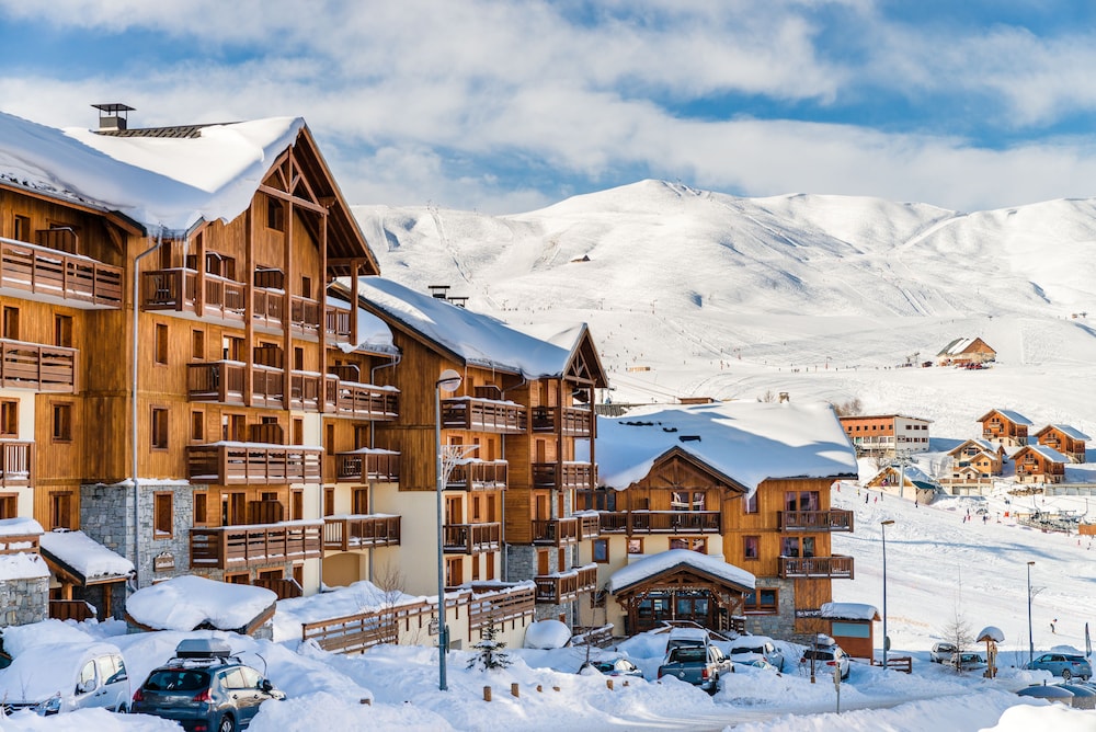 Résidence Lagrange Vacances Les Hauts de Comborcière — 4-Star Luxury Hotel in Chamonix-Mont-Blanc, France
