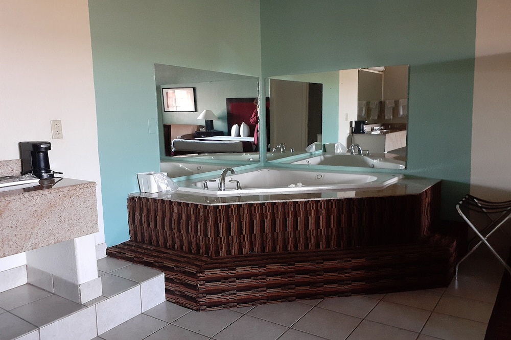 Howard Johnson Inn Salina Kansas - photo 20