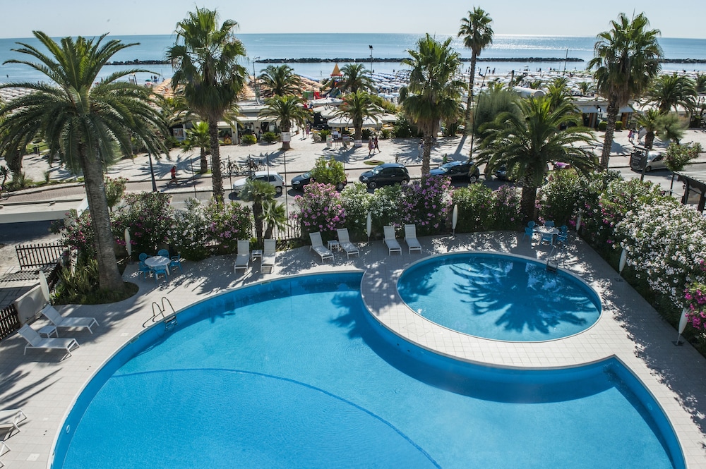 International Hotel & Suite In prima fila sul lungomare in San Benedetto Del Tronto, Italy
