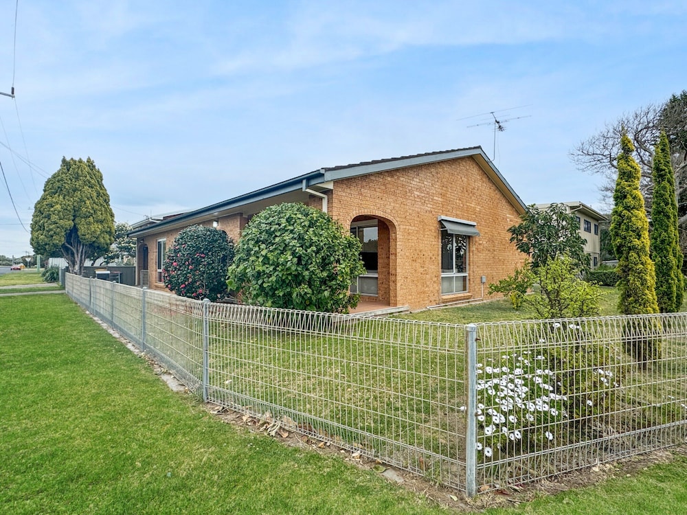 4 Bed Beach House with Garden & Alfresco Dining — Tomakin — photo 2