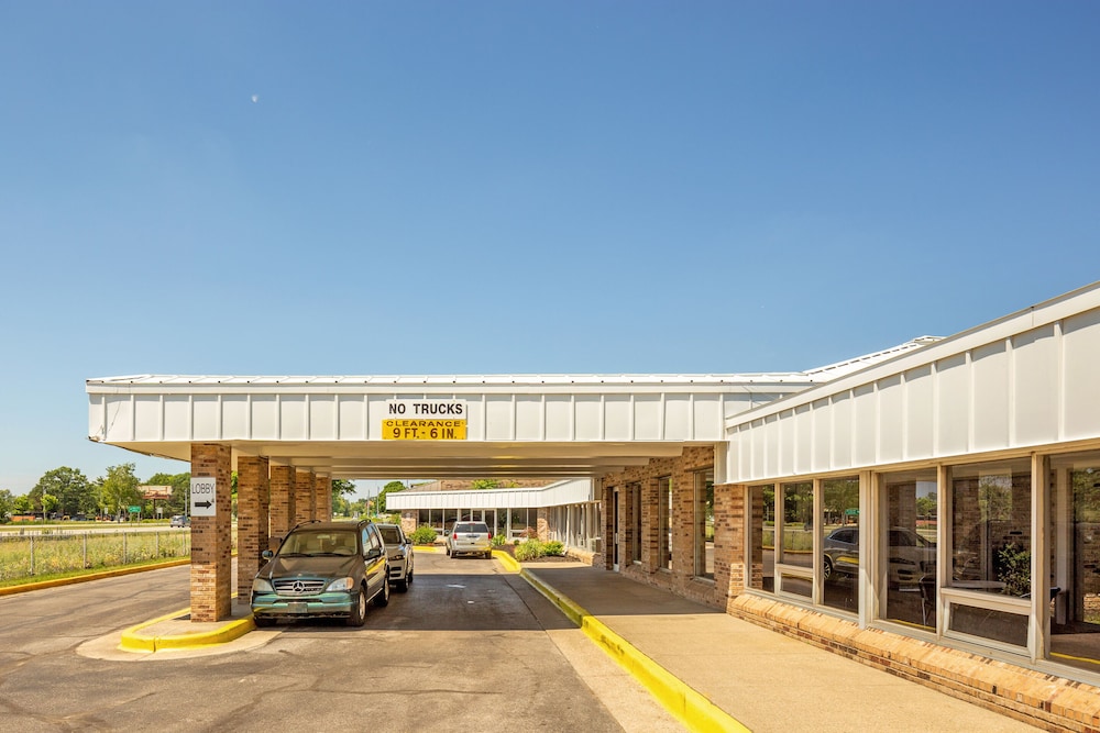 OYO Hotel Mona Lake Muskegon - photo 30