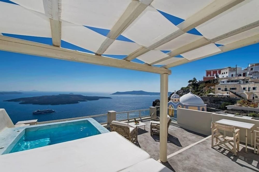 Lava suites - carbon neutral hotel in Fira