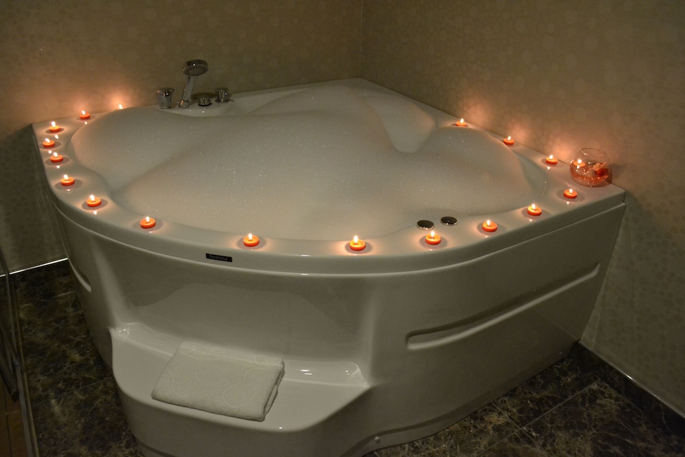 Jetted tub