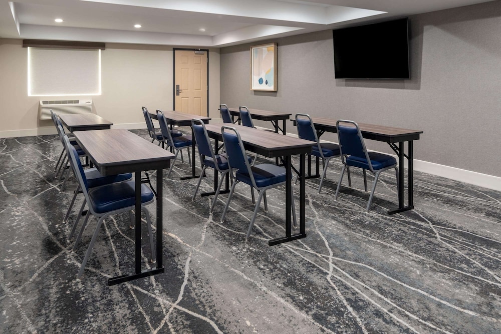 Ramada by Wyndham Modesto Yosemite Area - photo 42
