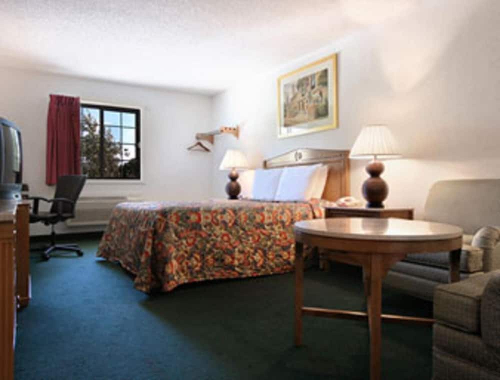 Travelodge by Wyndham Waukegan Gurnee - photo 4