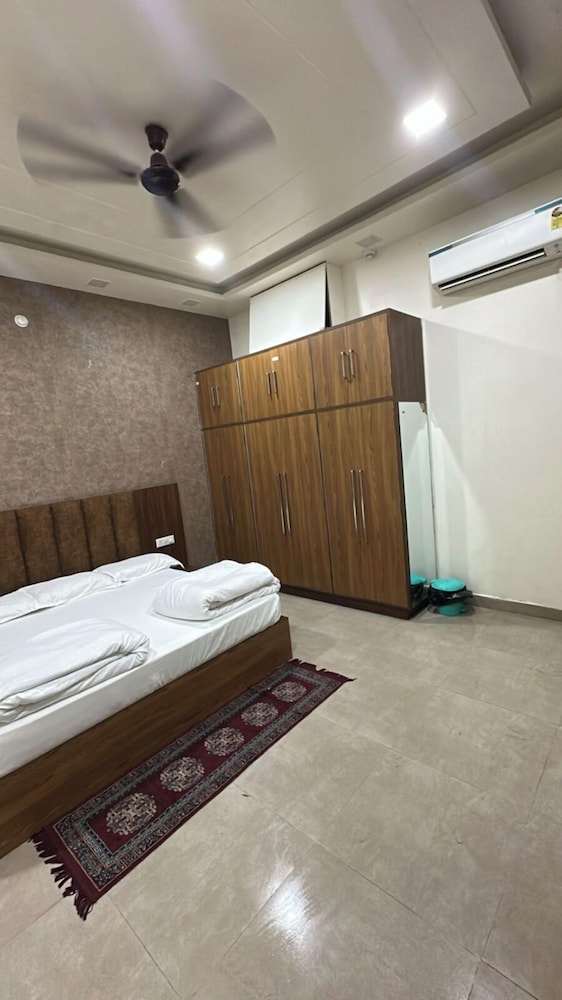 The Divine Cloud Inn in Aligarh, India