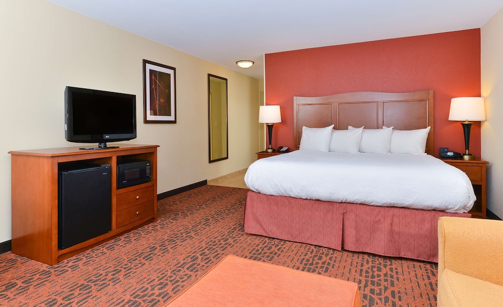 Hampton Inn Clinton IA - photo 17