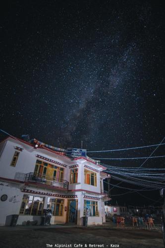 The Alpinist cafe and Retreat - carbon neutral hotel in Unknown City