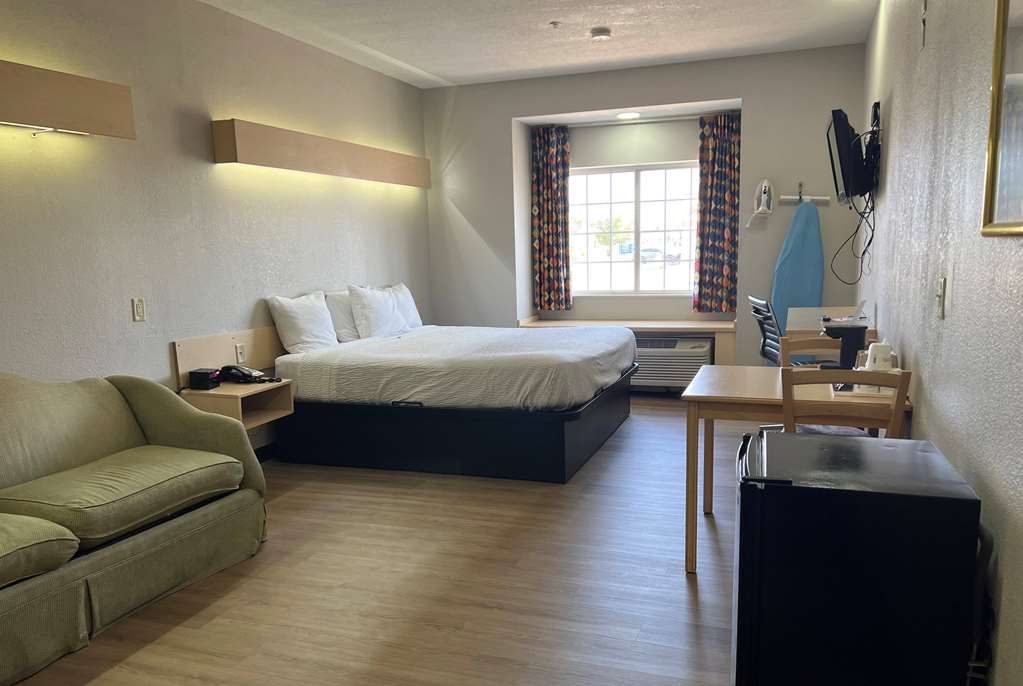 Days Inn & Suites by Wyndham Hutchinson - photo 17