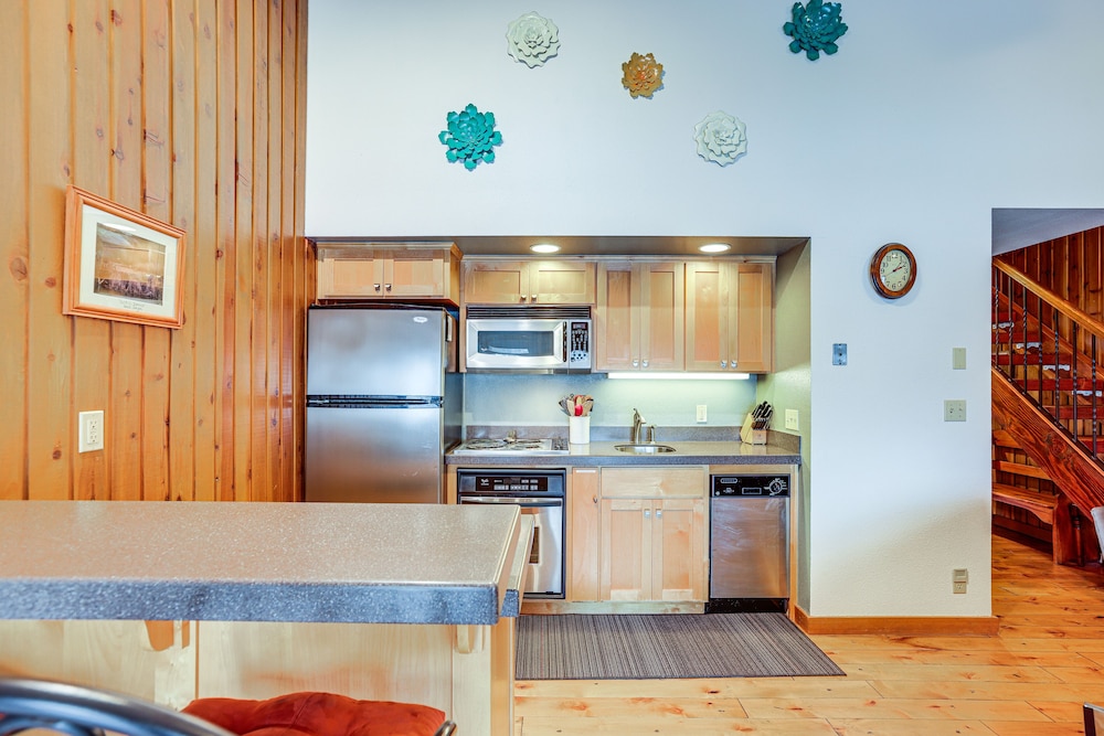 Mt Bachelor Village Resort Condo: 19 Mi to Skiing - photo 2