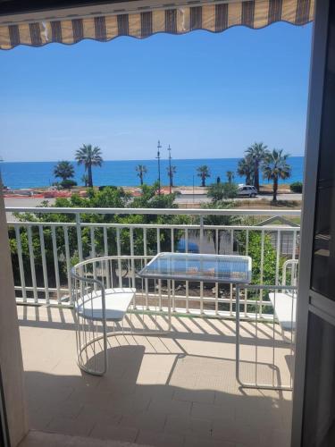 Affacciati sul mare — 4-Star Luxury Hotel in Marina Di Gioiosa Ionica, Italy