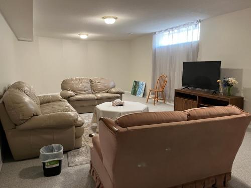 Licensed spacious basement suite with two king size beds — 4-Star Luxury Hotel in Chilliwack, Canada