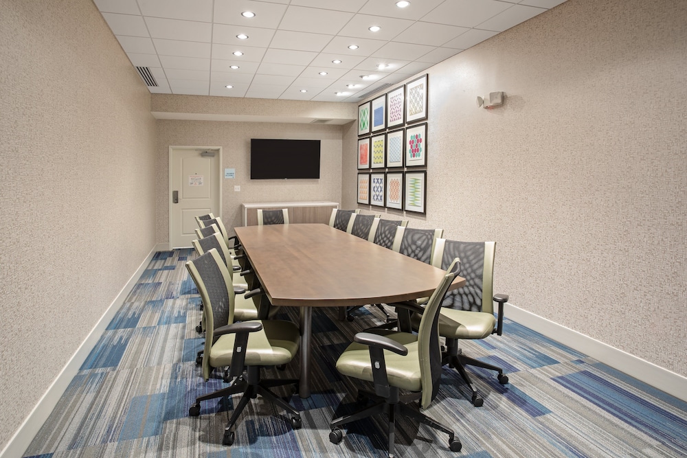 Holiday Inn Express & Suites Great Bend by IHG - photo 34