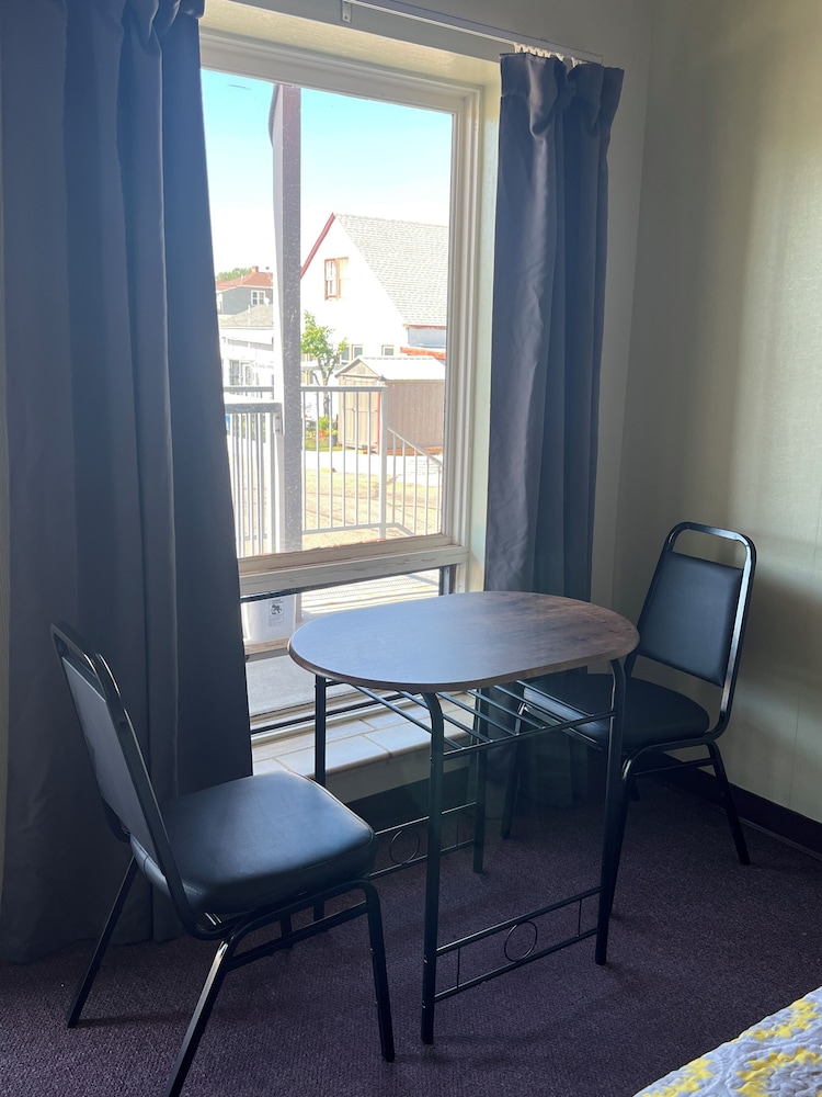 Midtown Inn & Suites - photo 25