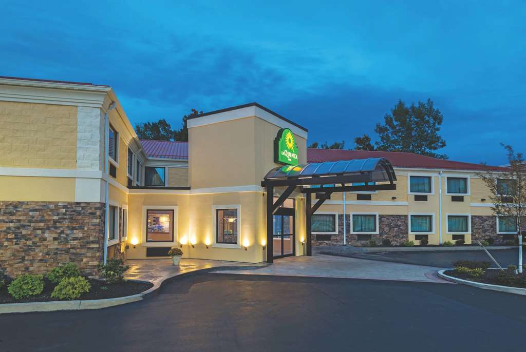 La Quinta Inn by Wyndham Buffalo Airport - photo 2
