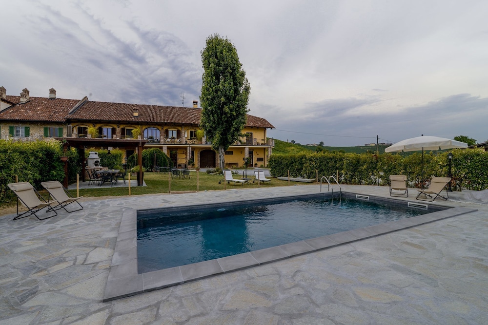 Cascina Rocca Guest House — 4-Star Luxury Hotel in La Morra, Italy