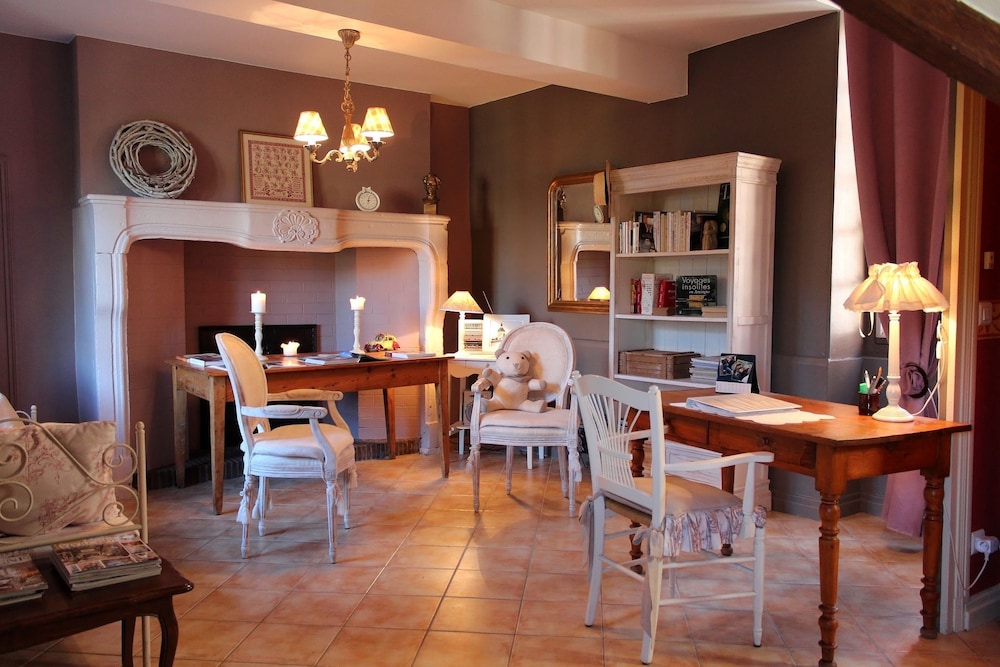 Maison Du Prince De Conde — Charroux — photo 4