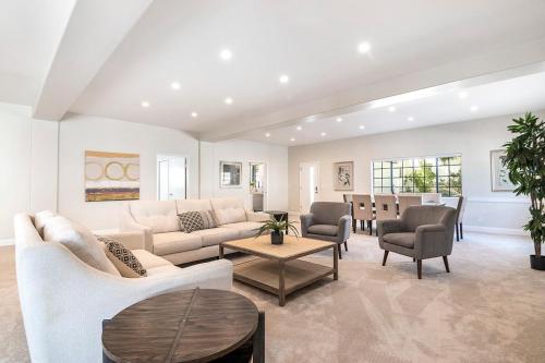Beautiful 6BR Family 2 Story Villa With Large Backyard and Outdoor Kitchen — 4-Star Luxury Hotel in Los Angeles, United States