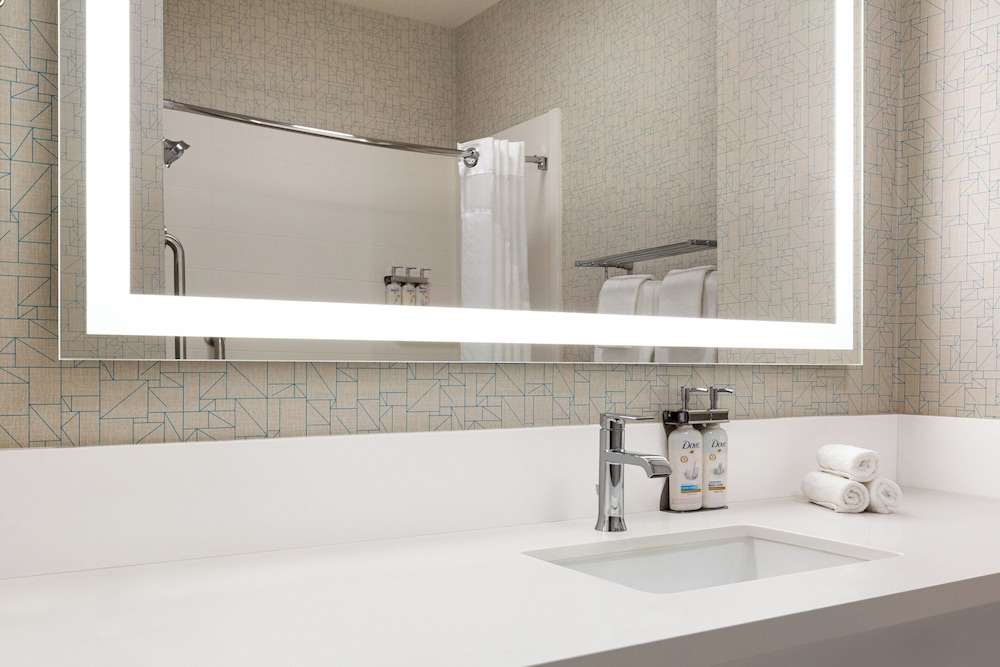 Holiday Inn Express and Suites Bakersfield Central by IHG - photo 15