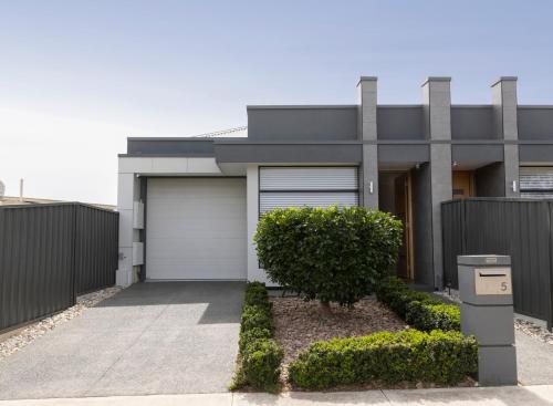 Cozy Getaway King Bed With Tv Nbn Netflix Nespresso — Christies Beach