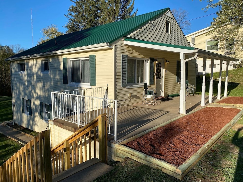 Country Comfy Right in Town in Charleston, United States