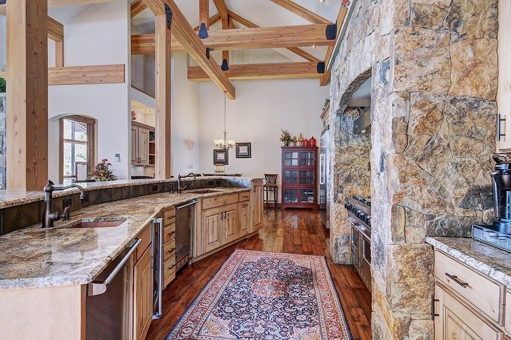 Mountain Majesty Manor Main Street by Pinnacle Lodging - photo 12