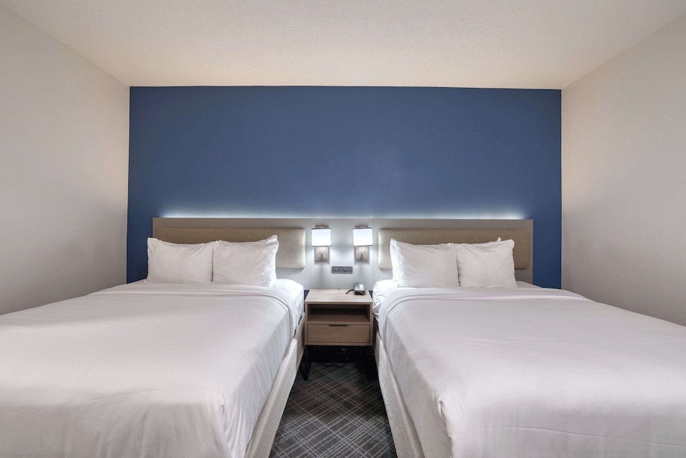 Comfort Suites Milwaukee Airport - photo 21
