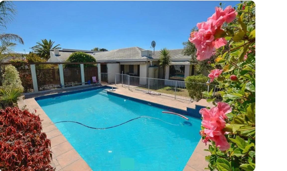 Meerendal Cottage Affordable Luxury Private Garden with Pool & Hot Tub