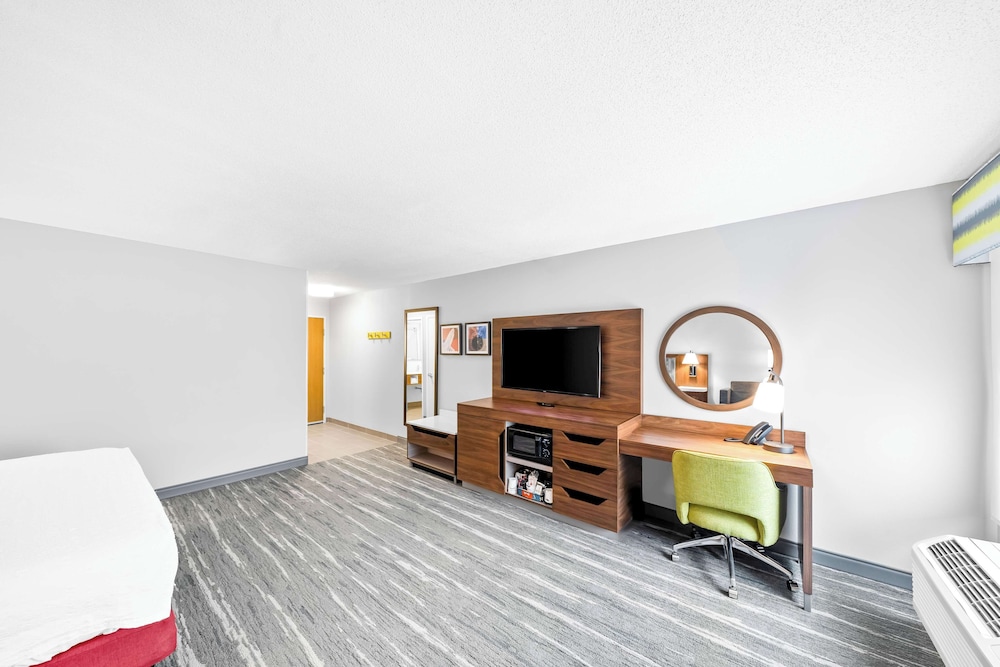 Hampton Inn Lincoln South Heritage Park - photo 17