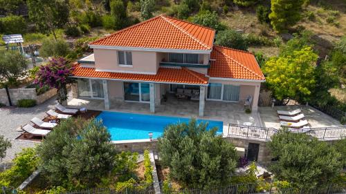 Villa Porto Mimice 40sqm Heated Private Pool 4 bedrooms Sauna Gym Billiard — 4-Star Luxury Hotel in Pucisca, Croatia