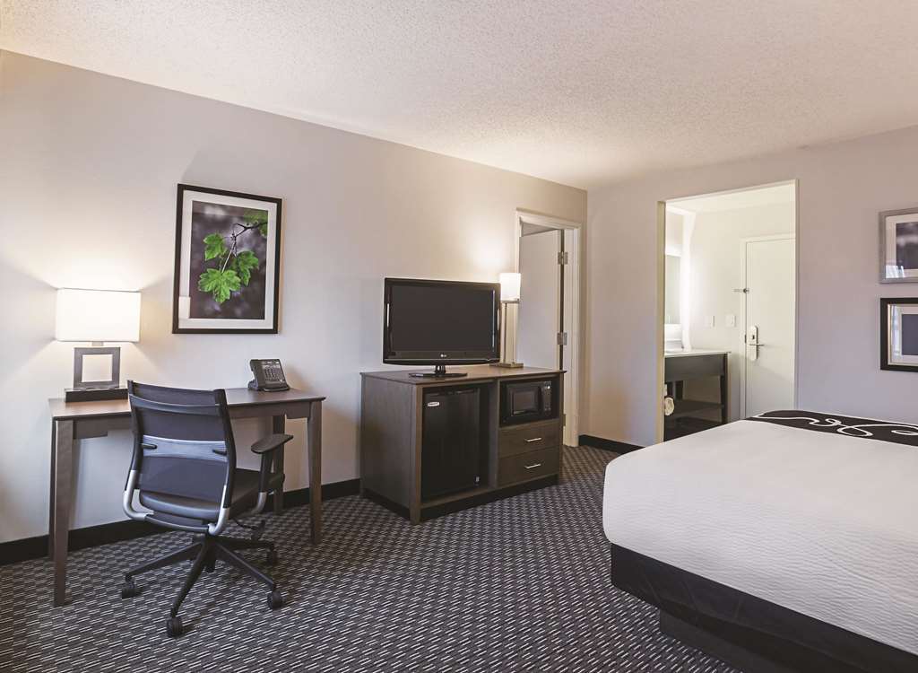 La Quinta Inn & Suites by Wyndham Atlanta Midtown Buckhead - photo 28