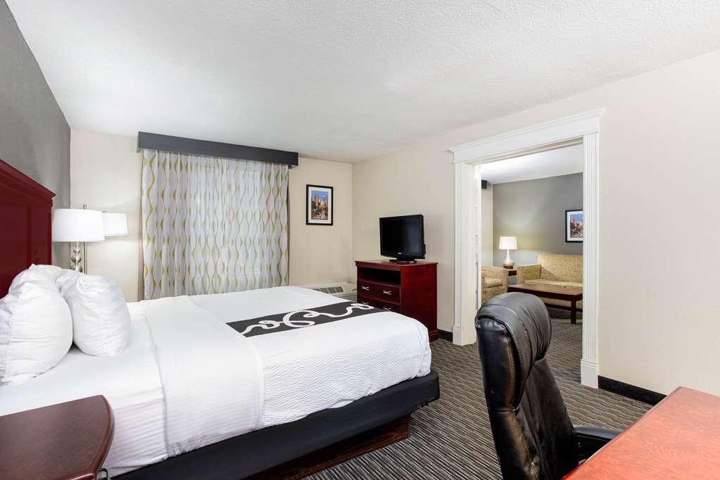 La Quinta Inn & Suites by Wyndham Indianapolis South - photo 23