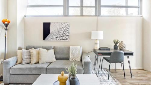 Landing Modern Apartment with Amazing Amenities — 4-Star Luxury Hotel in Omaha, United States