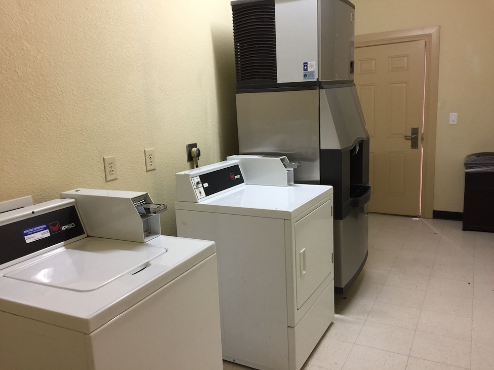Pearsall Inn & Suites - photo 22