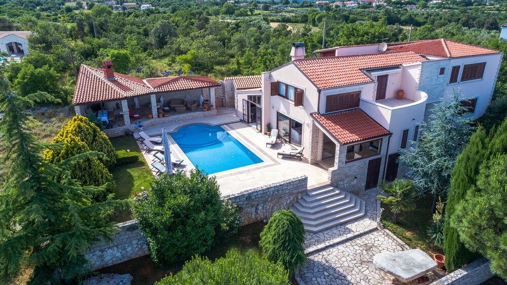 Villa Harmony — 4-Star Luxury Hotel in Marcana, Croatia