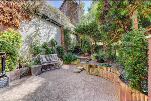Courtyard Cottage with free onsite parking garden short flat walk to town — 4-Star Luxury Hotel in Whitby, United Kingdom