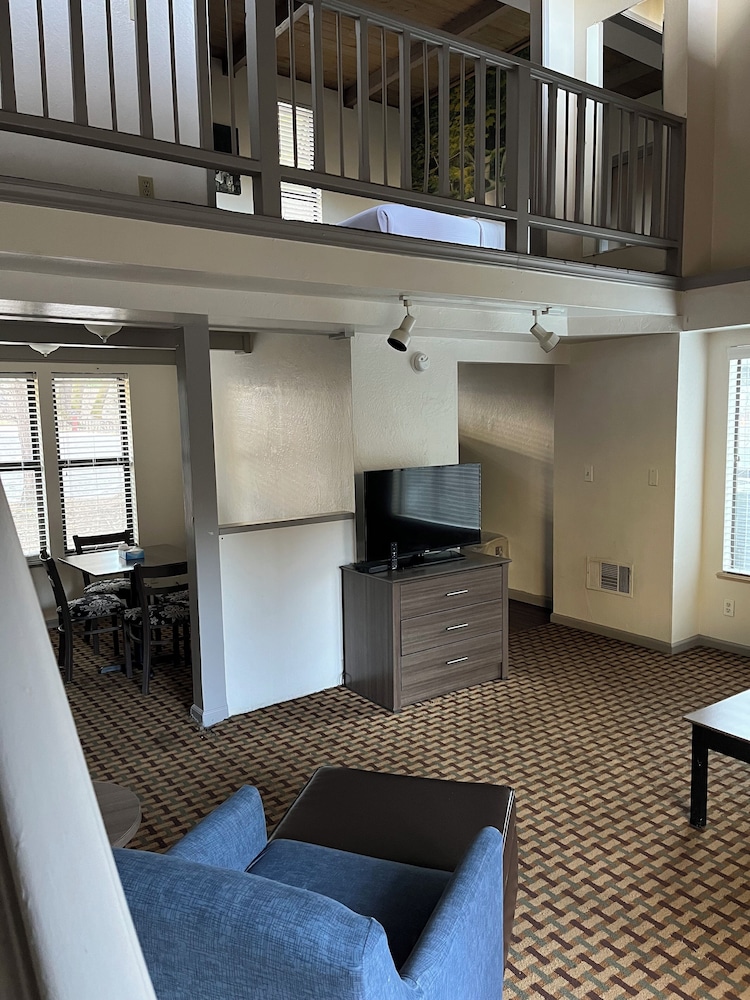 Northern Queen Inn - photo 23