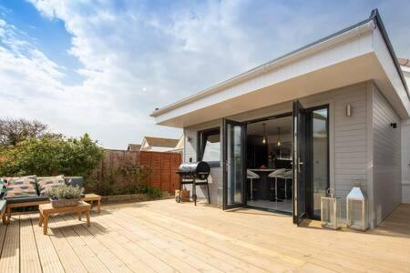 Seaside Bungalow for 6 Close to Village & Beach — 4-Star Luxury Hotel in East Wittering, United Kingdom