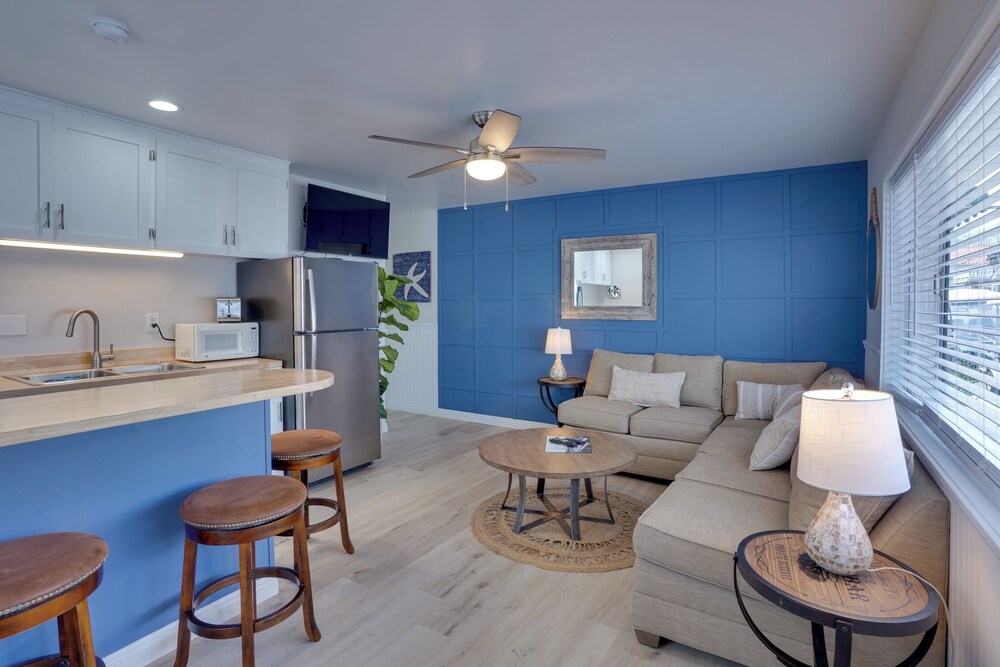 Catalina Island Duplex Steps to Beach and Pier — hotel in Avalon