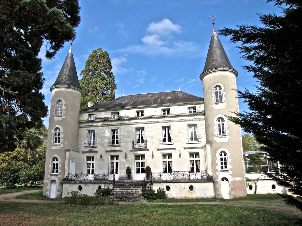 Château les Vallées — 4-Star Luxury Hotel in La Roche-Posay, France